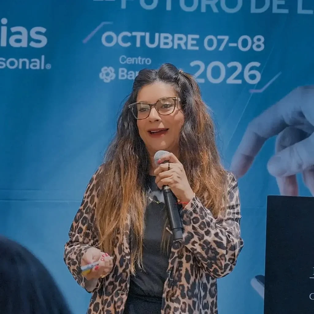 M贸nica Hurtado Gonz谩lez durante su participaci贸n sobre diabetes y salud p煤blica en Expo FAC Farmacias y Cuidado Personal 2025