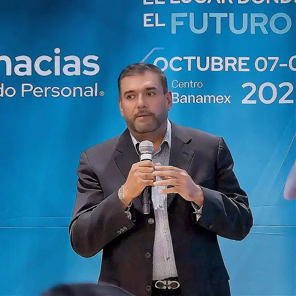 Juvenal Becerra Orozco durante su participaci贸n sobre la transformaci贸n digital de las farmacias mexicanas en Expo FAC 2025