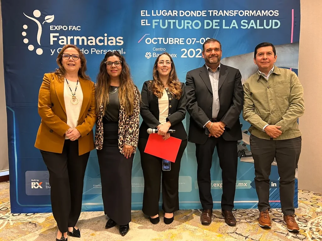 Representantes del sector de farmacias mexicanas durante la presentaci贸n de Expo FAC Farmacias y Cuidado Personal 2025 en Ciudad de M茅xico