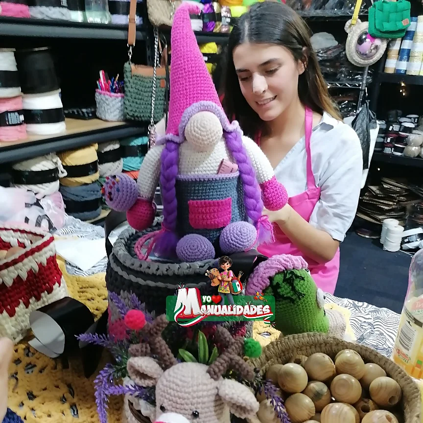 Artesana en Expo Manualidades CDMX elaborando figuras de crochet y proyectos creativos con hilo y materiales artesanales