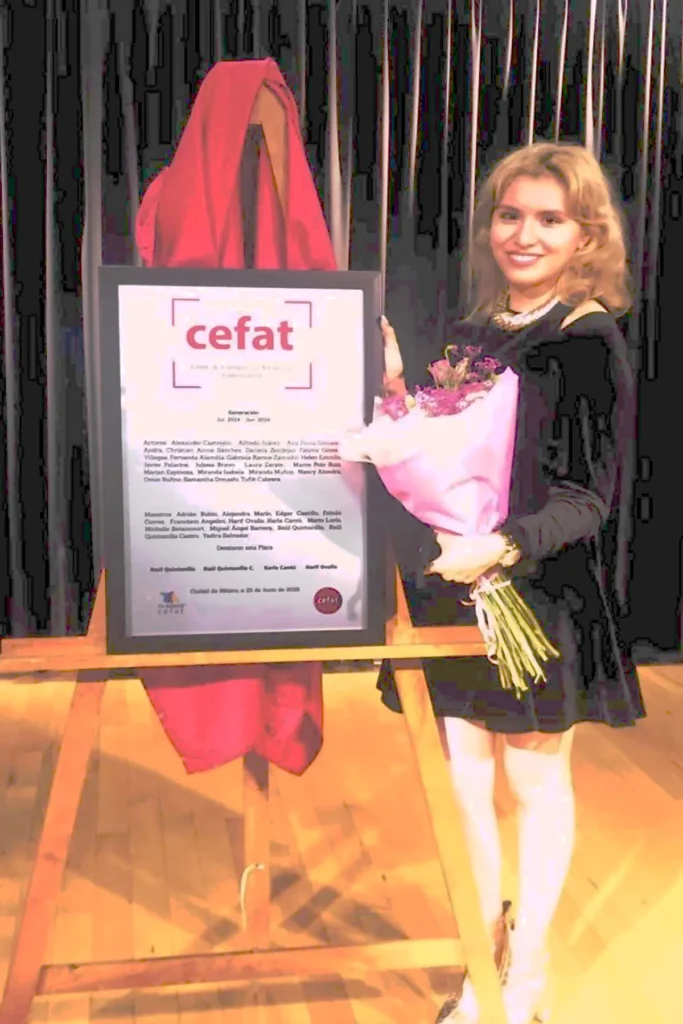 Nancy Alondra durante su graduación en el Centro de Formación Actoral CEFAT de TV Azteca.