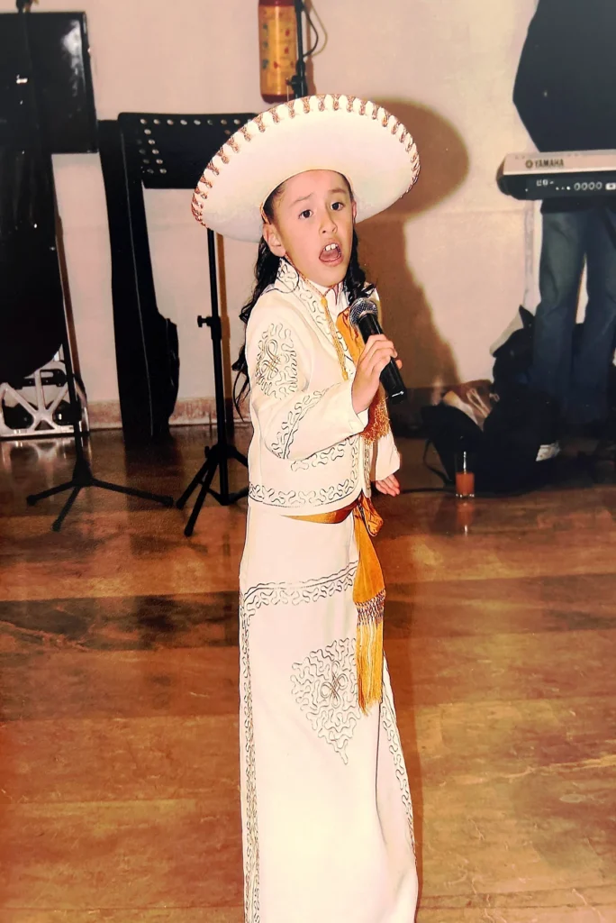 Nancy Alondra durante una de sus primeras presentaciones musicales interpretando música ranchera.
