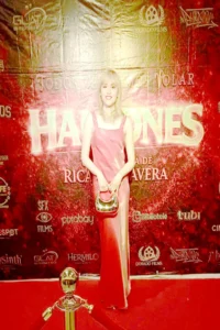 Nancy Alondra durante una alfombra roja de la película Halcones.