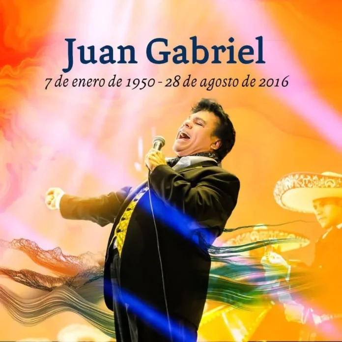 Juan Gabriel cantando con mariachi en homenaje por el décimo aniversario de su partida, símbolo de su legado cultural y musical