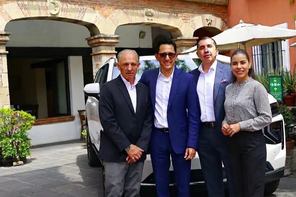 Arturo Zabalza, Esteban Hernández López, Mauricio Garibaldi y Carolina Cortés durante la cobertura especial de La Evidencia News por el 30 aniversario de WBA Blindajes Alemanes en México.Mostrar más líneas