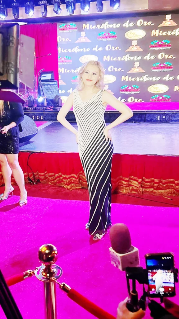 Nancy Alondra durante la ceremonia del Micrófono de Oro por su trayectoria artística y musical.