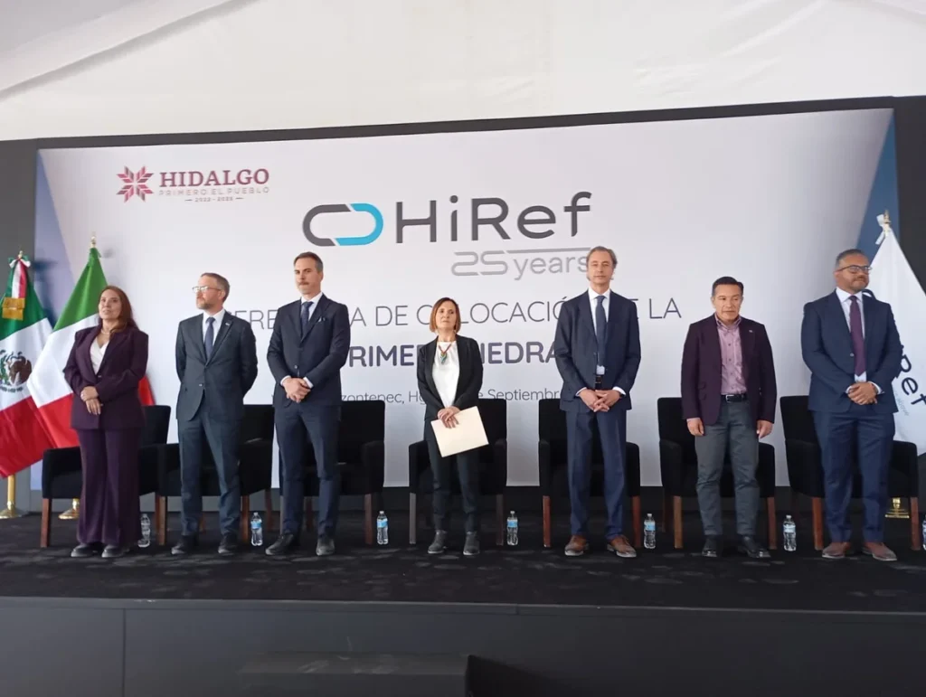 Participantes de la ceremonia de colocación de la primera piedra de HiRef Hidalgo en Villa de Tezontepec