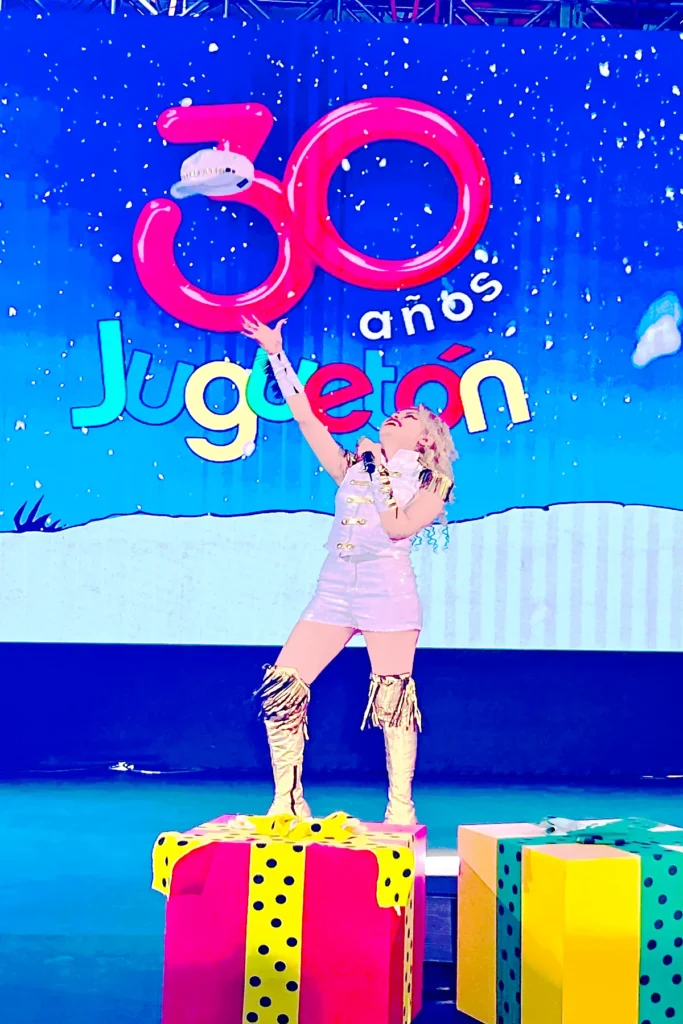 Nancy Alondra durante una presentación artística en el Juguetón de TV Azteca.