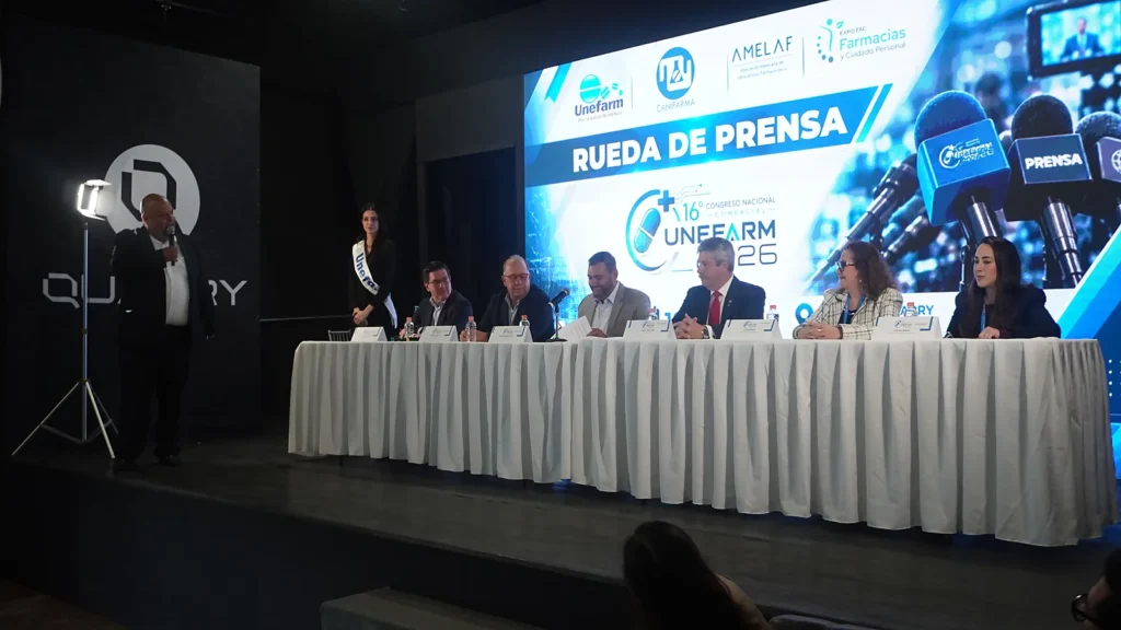 Panel de especialistas durante el Congreso de UNEFARM analizando los retos del sector farmacéutico mexicano.