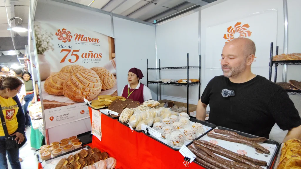 Stand de la Panadería La Maren en el Festival del Pan Dulce Mexicano en Coyoacán, mostrando su tradición de más de 75 años.