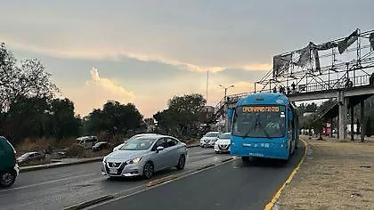 Bus público Mexibús circulando en vialidad urbana rumbo a Chapultepec
