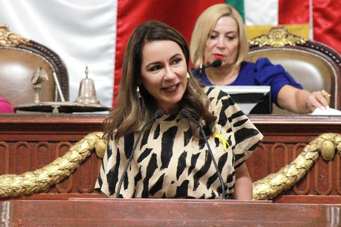 Diputada Leonor Gómez Otegui en el Congreso CDMX durante la presentación de iniciativa para sancionar relaciones entre adultos y menores