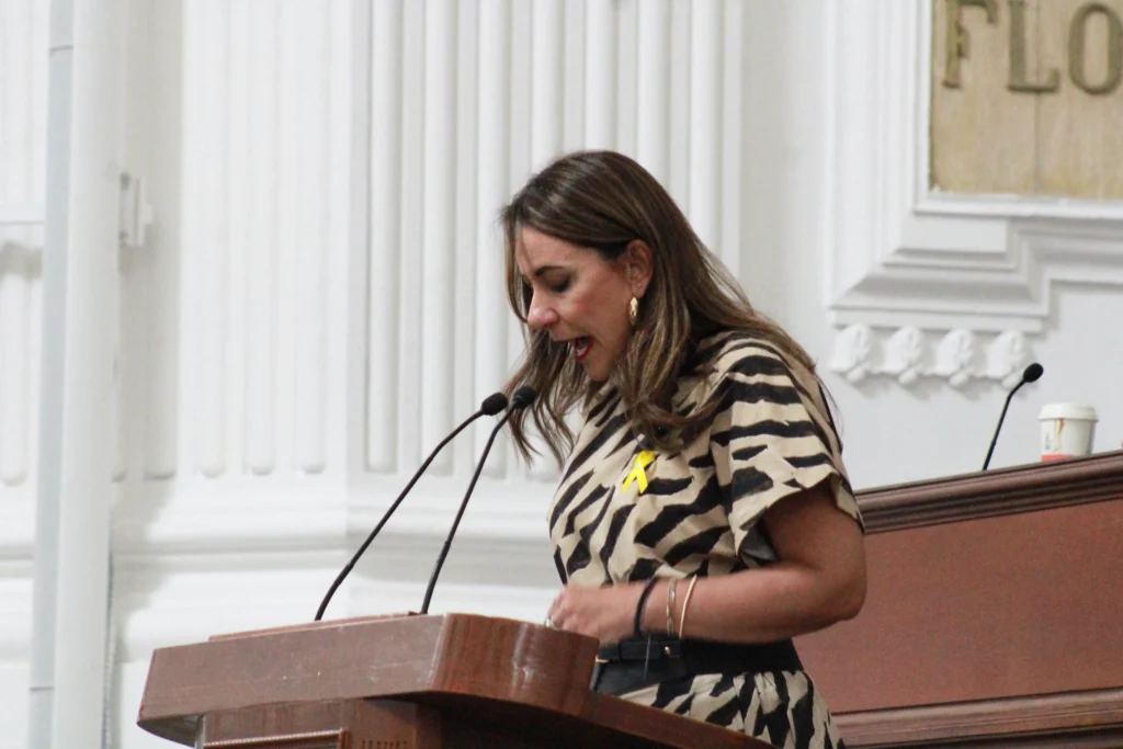 Diputada Leonor Gómez Otegui durante su intervención en el Congreso de la Ciudad de México al presentar iniciativa para sancionar relaciones entre adultos y menores