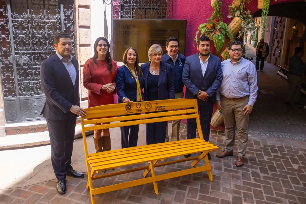 Fotografía grupal durante la presentación de la Banca Dorada, iniciativa que promueve la sensibilización sobre el cáncer infantil en Chiapas y la participación comunitaria.