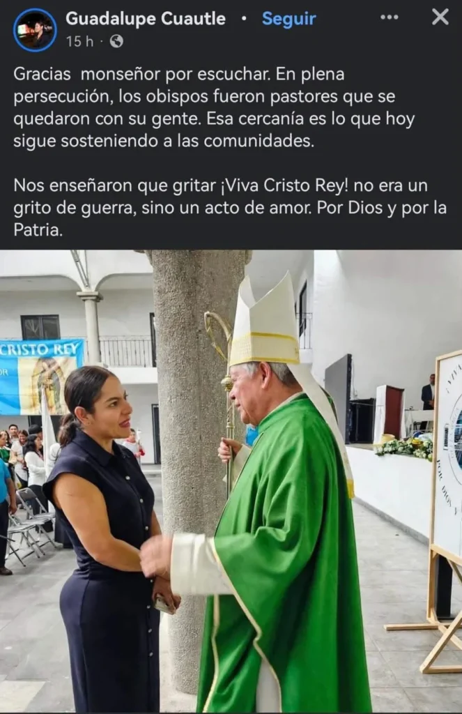 Obispo conversa con una integrante de la comunidad durante una actividad religiosa en Puebla, imagen utilizada para ilustrar la reflexión sobre cercanía pastoral en la columna Bitácora de la Luna.