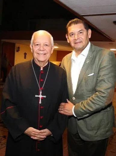 Imagen utilizada en la columna Bitácora de la Luna sobre el relevo en la Arquidiócesis de Puebla y el debate sobre el futuro de la Iglesia poblana.