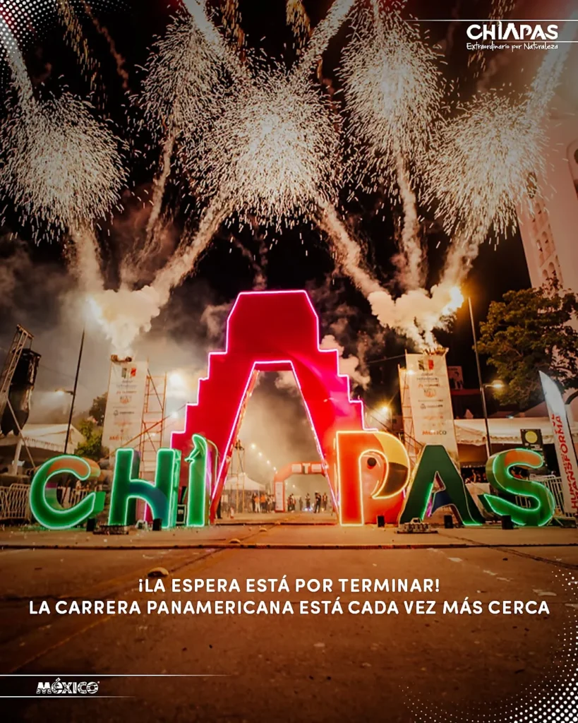 Celebración nocturna en Chiapas con fuegos artificiales y letras monumentales durante la promoción de la Carrera Panamericana 2026