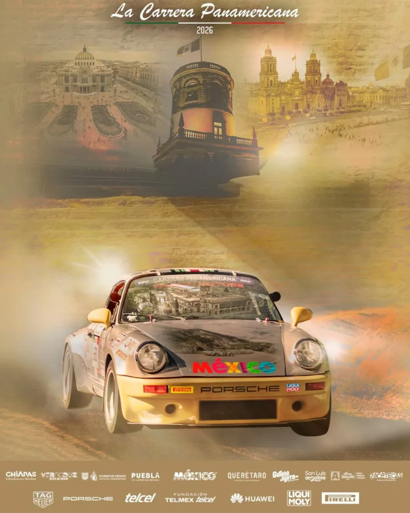 Porsche clásico en competencia de la Carrera Panamericana 2026 con monumentos icónicos de México en el fondo