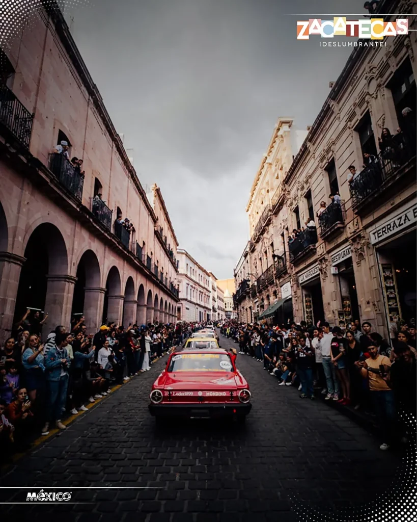 Autos clásicos en competencia de la Carrera Panamericana 2026 recorriendo calles patrimoniales de Zacatecas con público y arquitectura histórica