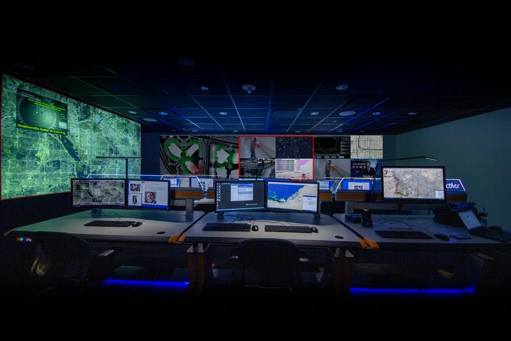 Centro de monitoreo logístico con mapas globales y sistemas de inteligencia artificial para análisis de comercio y operaciones aduanales.