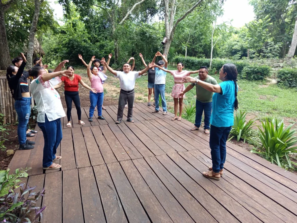 Actores y actrices del Laboratorio de Teatro Campesino e Indígena realizan ejercicios escénicos para la puesta en escena de Conmemorantes.