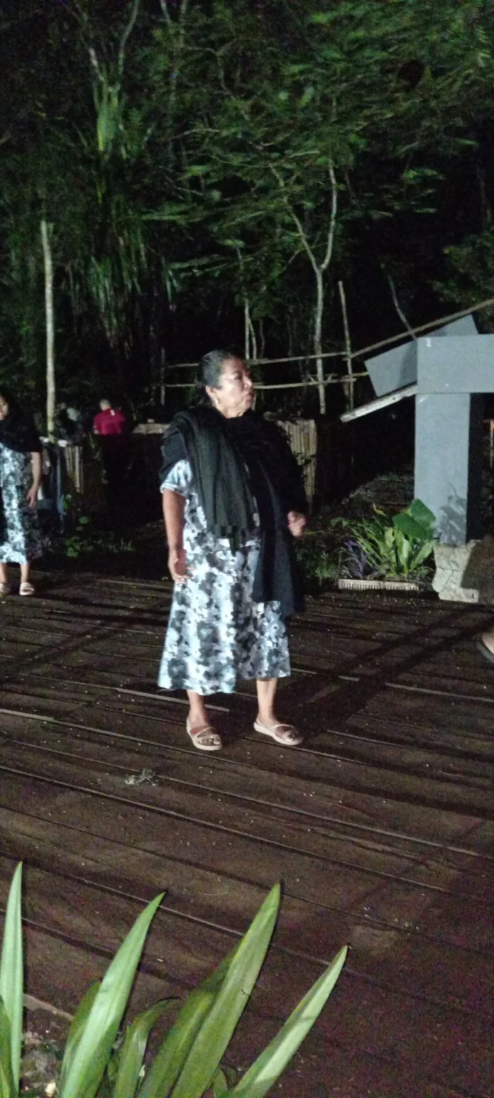 Actriz durante ensayo de Conmemorantes, obra bilingüe en español y maya sobre la memoria del movimiento estudiantil de 1968 y las madres buscadoras en X'ocen, Yucatán.