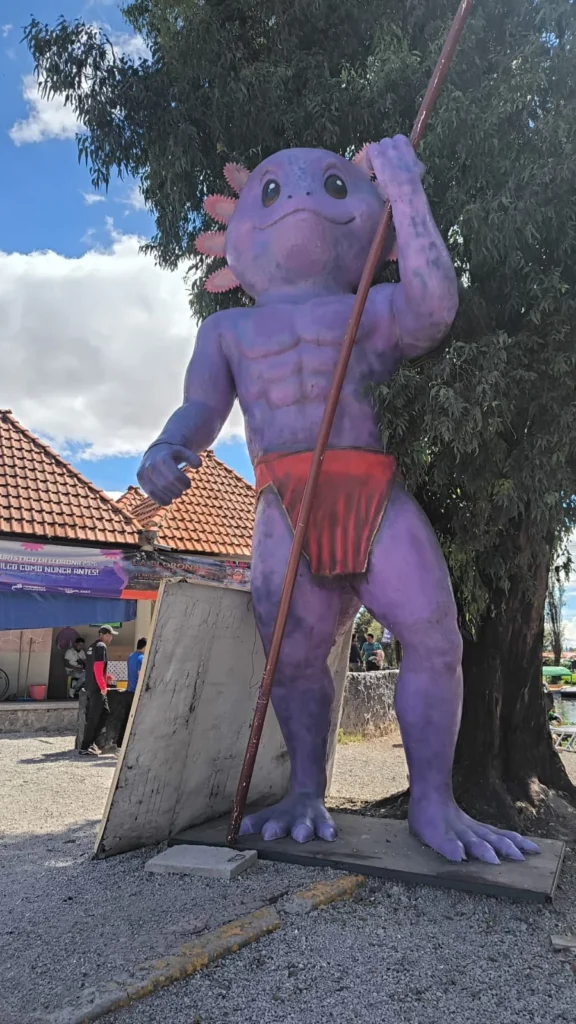 Escultura monumental de ajolote exhibida durante la presentación de La Llorona Xochimilco en Cuemanco.