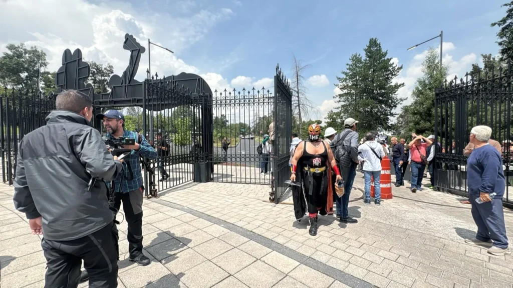 Ingreso de extrabajadores de Luz y Fuerza a Los Pinos durante una jornada de protesta y memoria histórica.