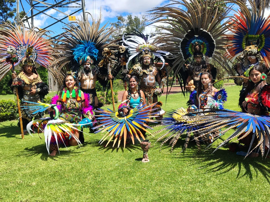 Tradición y cultura en La Llorona Xochimilco Participantes de La Llorona Xochimilco con vestuario ceremonial durante la presentación de Al Final del Camino en Cuemanco.