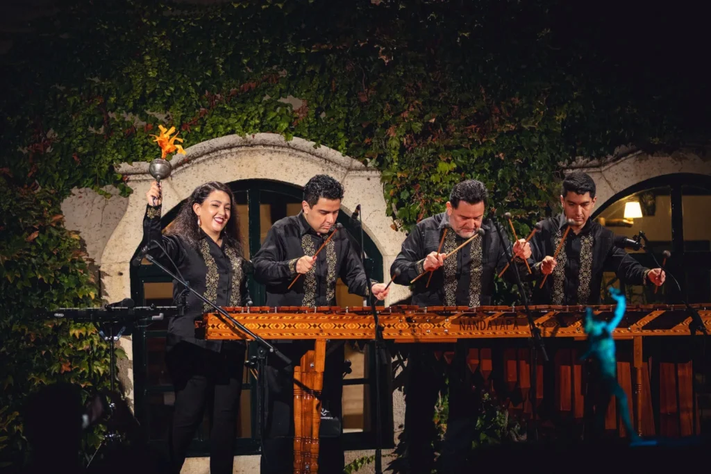 Integrantes de la Familia Nandayapa interpretan marimba chiapaneca durante una presentación artística, representando cuatro generaciones de tradición musical iniciada en 1917.