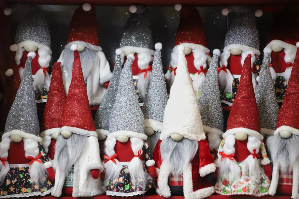 Figuras decorativas navideñas elaboradas artesanalmente exhibidas durante la Expo Manualidades y Navidad 2026 como ejemplo de creatividad, emprendimiento y autoempleo.
