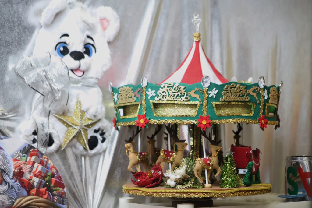 Exhibición de manualidades y decoraciones navideñas elaboradas artesanalmente para comercialización durante la temporada decembrina.