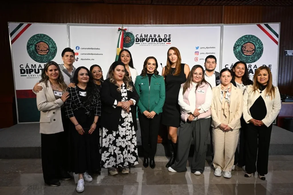 Especialistas y participantes durante la presentación de la Encuesta Nacional de Salud Mental en el Trabajo.