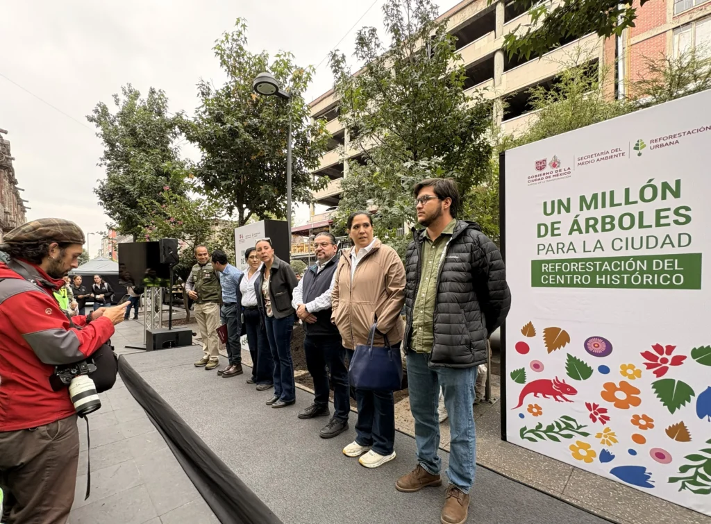 Presentación del programa Un Millón de Árboles para la Ciudad durante una jornada de reforestación urbana en el Centro Histórico de la Ciudad de México.