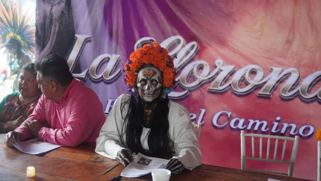 Caracterización de La Llorona Xochimilco con elementos inspirados en flores de cempasúchil, tradiciones de Día de Muertos y símbolos culturales de Xochimilco.