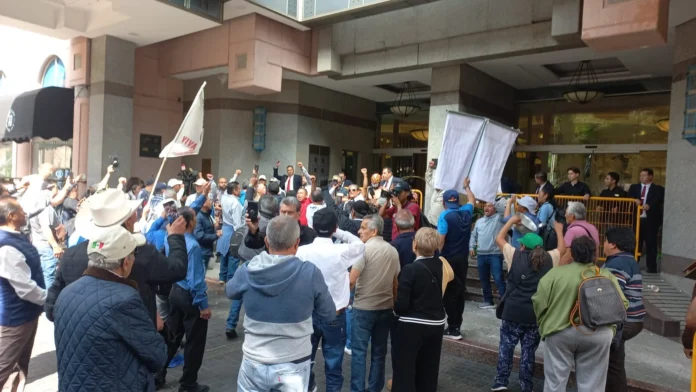 Concentración de extrabajadores de Luz y Fuerza del Centro en Paseo de la Reforma antes de marchar hacia Los Pinos.