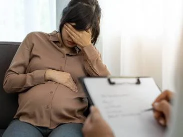 Mujer embarazada recibe atención psicológica como parte del cuidado de la salud mental perinatal