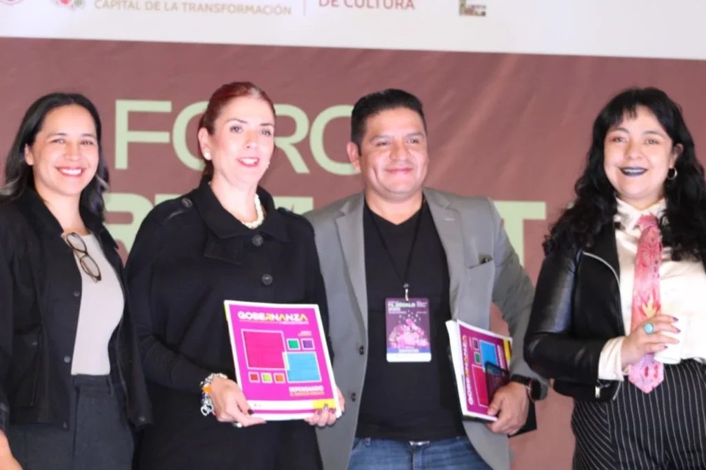 Equipo participante en la presentación de la revista Gobernanza y Servicio Público durante la Feria Internacional del Libro del Zócalo 2026.