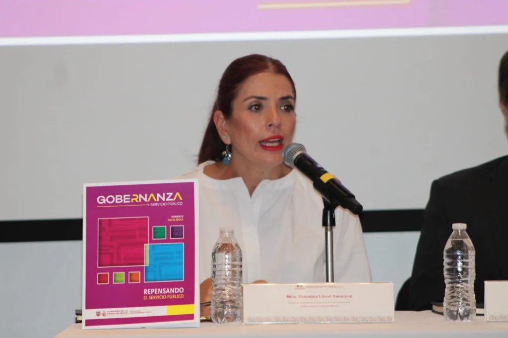 Valentina Lloret Sandoval durante la presentación de la nueva época de la revista Gobernanza y Servicio Público de la Escuela de Administración Pública de la Ciudad de México.