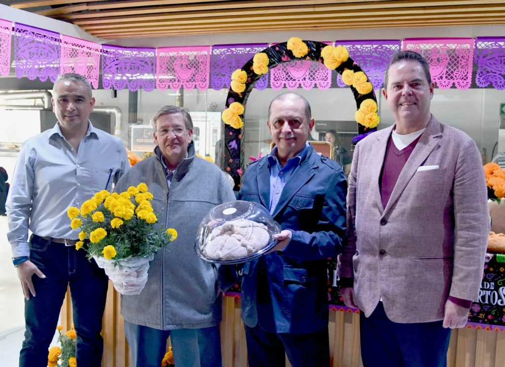 Voceros de CANAINPA, CONMEXFLOR y Consejo de la Comunicación y de la Central de Abastos CDMX, durante la presentación de la temporada de Día de Muertos con pan de muerto y flores de cempasúchil.