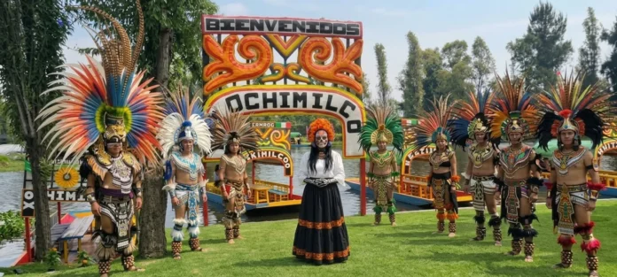 Integrantes del elenco de La Llorona Xochimilco durante la presentación de Al Final del Camino en Cuemanco.