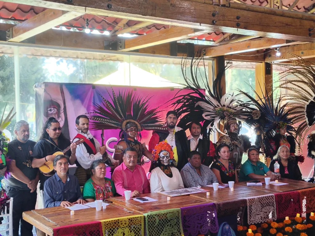 Artistas, productores chinamperos y representantes comunitarios durante la presentación de La Llorona Al Final del Camino en Cuemanco.