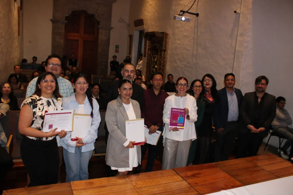 Participantes y personas colaboradoras durante la presentación de la nueva época de la revista Gobernanza y Servicio Público.