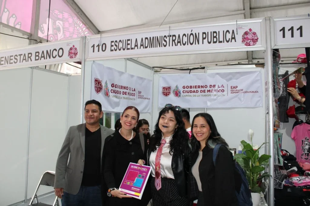 Stand de la Escuela de Administración Pública de la Ciudad de México en la FIL Zócalo 2026 con publicaciones especializadas en administración pública.
