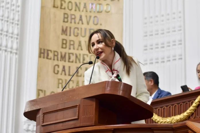 Leonor Gómez Otegui durante una intervención legislativa sobre el derecho al silencio y las medidas contra el ruido excesivo en la Ciudad de México.