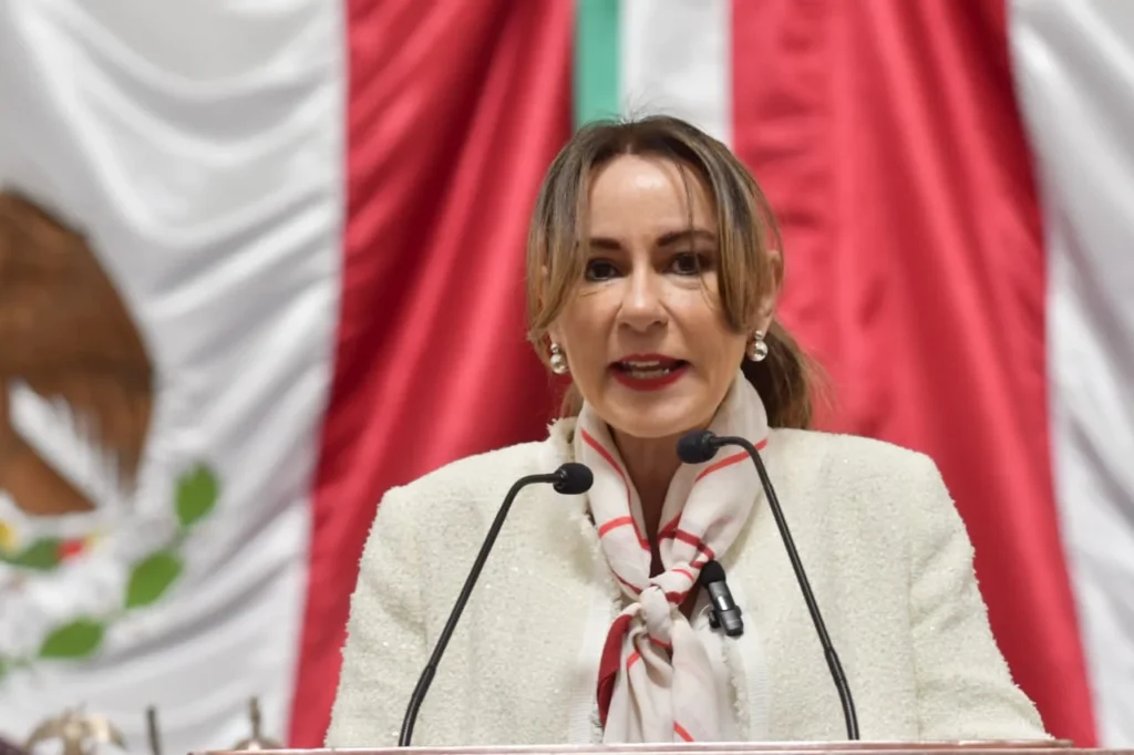 Leonor Gómez Otegui durante la presentación de una iniciativa legislativa para combatir el ruido excesivo y proteger el derecho al silencio en la Ciudad de México.