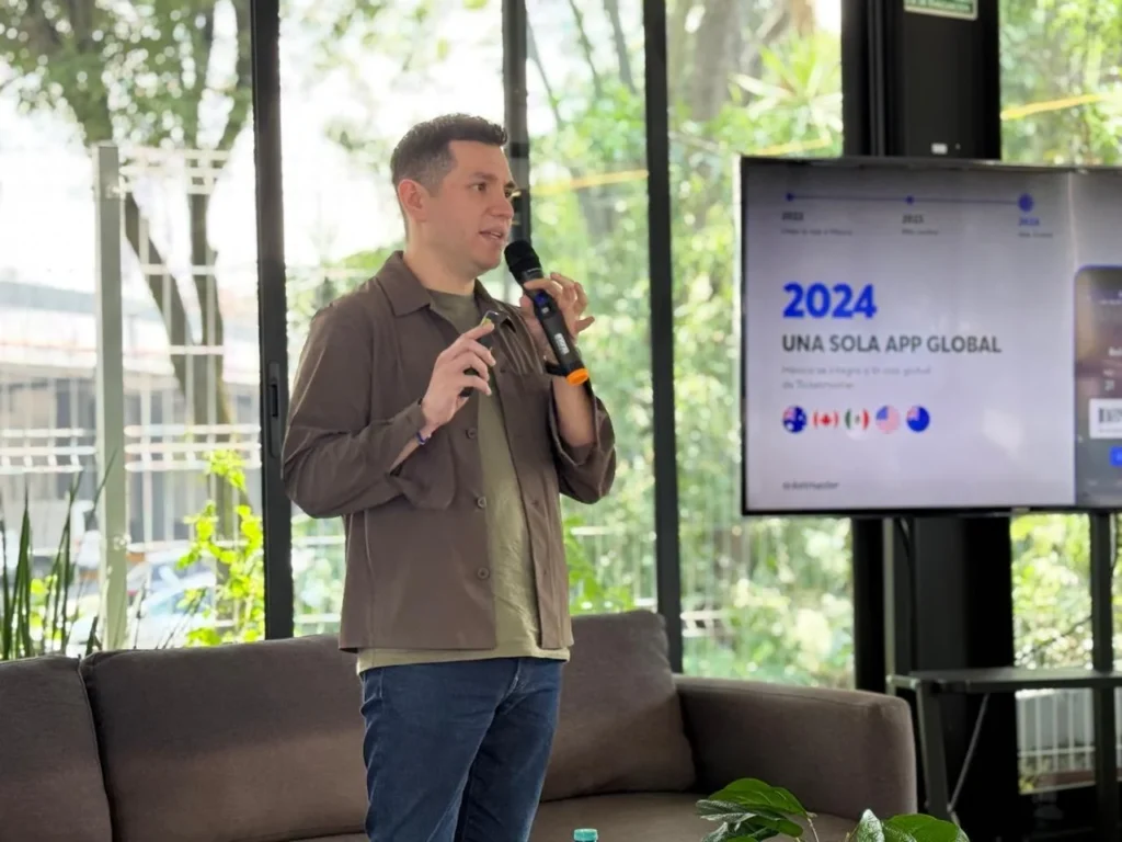 Alejandro Ordaz, director de Mercadotecnia de Ticketmaster México, durante la presentación de las nuevas funciones de personalización incorporadas a la aplicación móvil de la compañía.