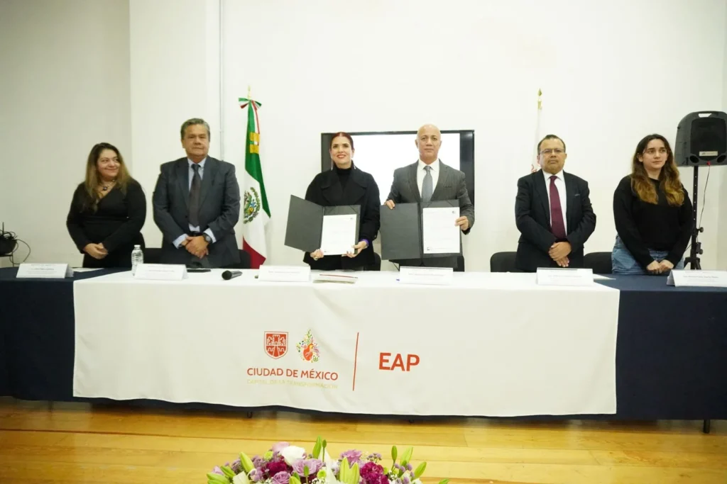 Representantes de EAP CDMX y CAIMFS durante la firma del convenio para fortalecer la atención migratoria en México