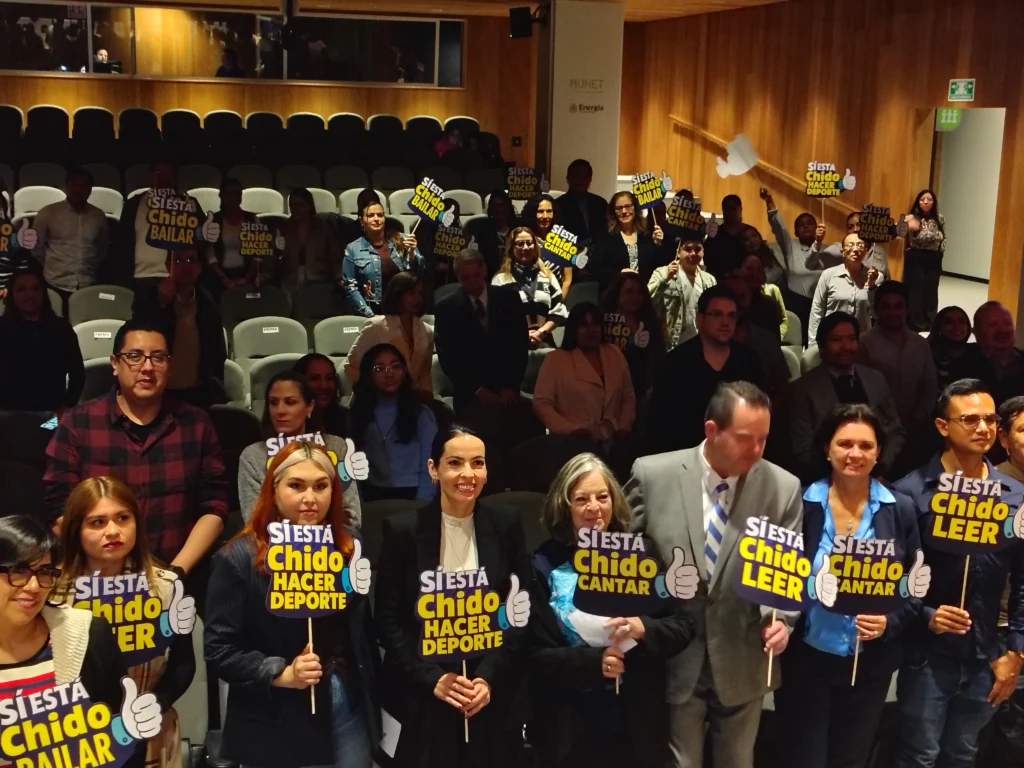 Asistentes al lanzamiento de la campaña No Está Chido muestran mensajes que promueven lectura, deporte, cultura y actividades positivas para adolescentes.