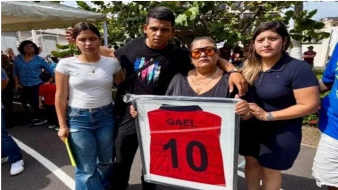 Rosario Carranza y familiares de Gael Uscanga sostienen un jersey conmemorativo del joven futbolista de Piratas FC mientras exigen respuestas sobre su fallecimiento.